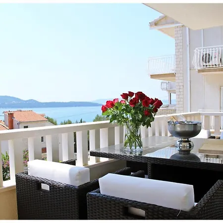 Lado Apartment