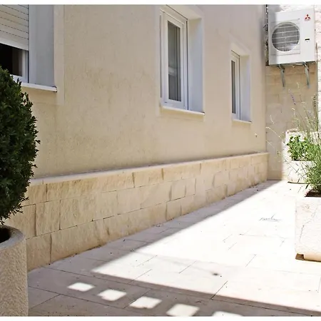 Lado Apartment