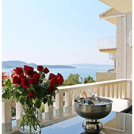 Lado Apartment *