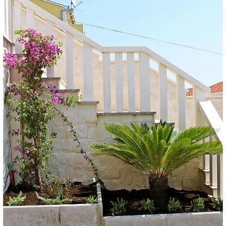 Apartment Lado *