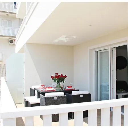 Lado Apartment *