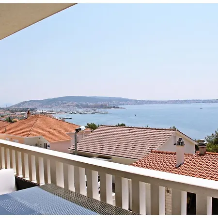Lado Apartment